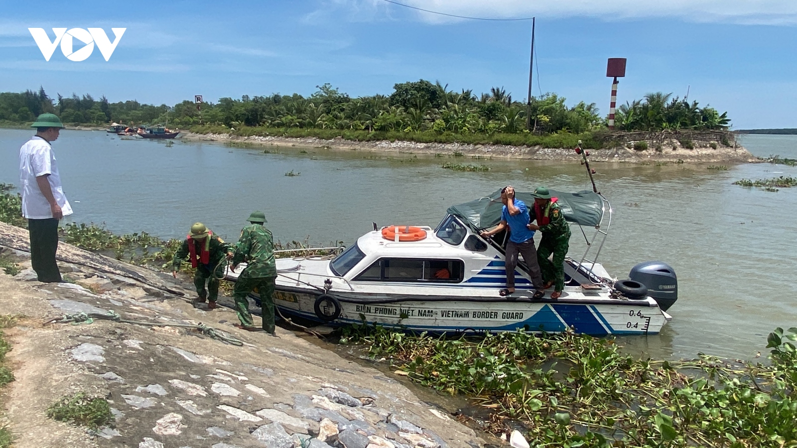 Bộ đội Biên phòng cứu ngư dân bị thương nặng trên biển