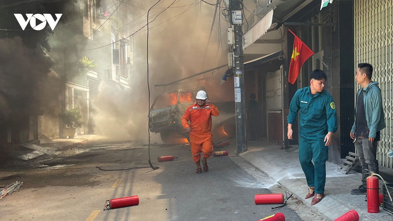 Đà Nẵng: Cháy xe ô tô tải giữa trưa nắng