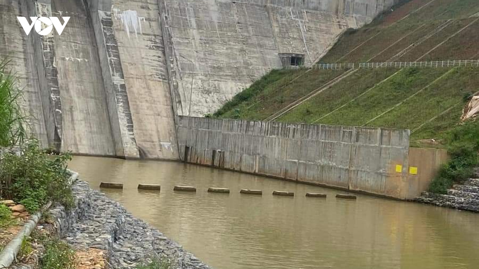 Đi bơi ở đập trữ nước, 2 anh em ruột đuối nước thương tâm