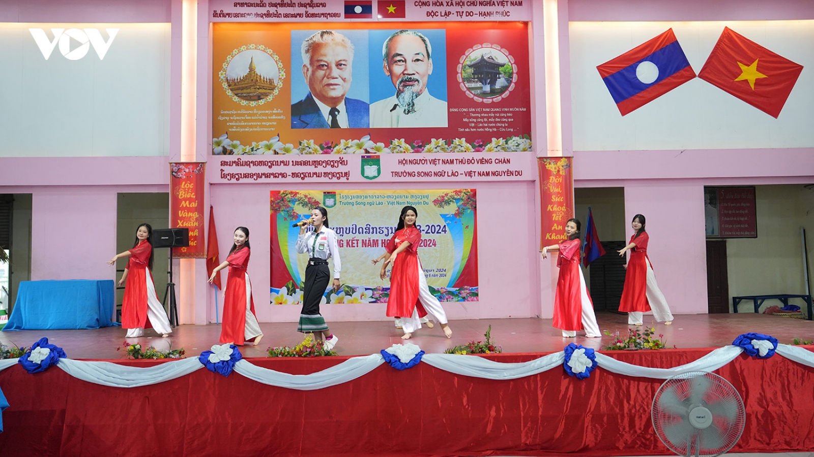 Trường song ngữ Lào-Việt Nam Nguyễn Du bế giảng năm học 2023-2024