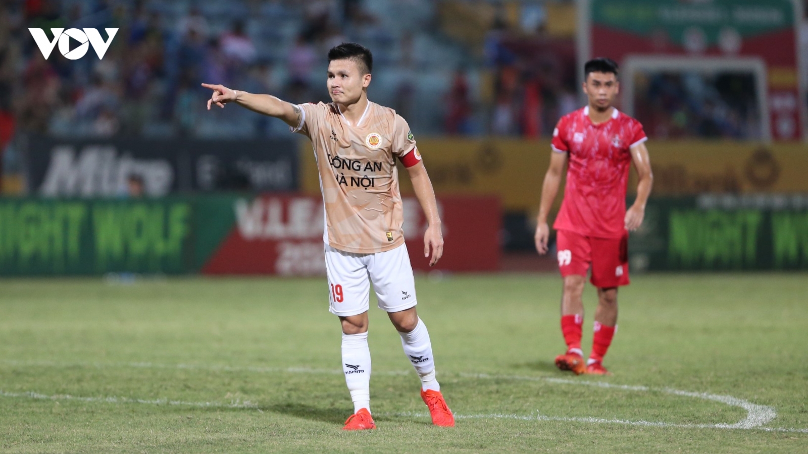 Đội hình tiêu biểu vòng 24 V-League 2023/2024: Ấn tượng Quang Hải, Văn Quyết