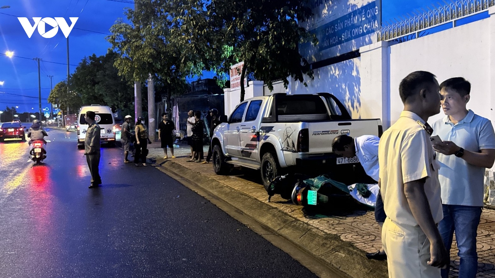 Người đàn ông điều khiển xe máy tông vào đuôi xe bán tải tử vong