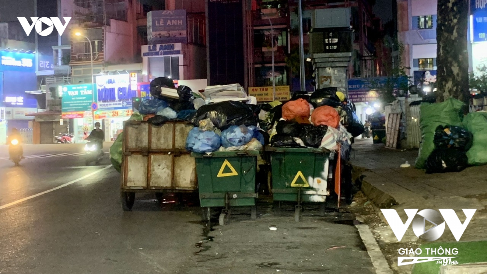 TP.HCM: Điểm tập kết rác lấn chiếm lòng đường, gây ô nhiễm