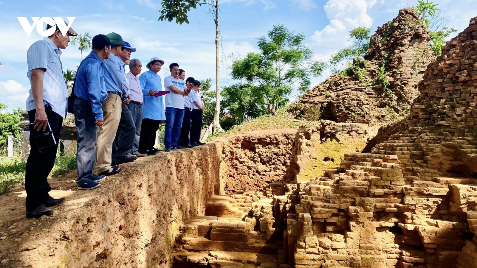 Tìm thấy đầu phù điêu Phật bằng đá trong quá trình khảo cổ tháp đôi Liễu Cốc