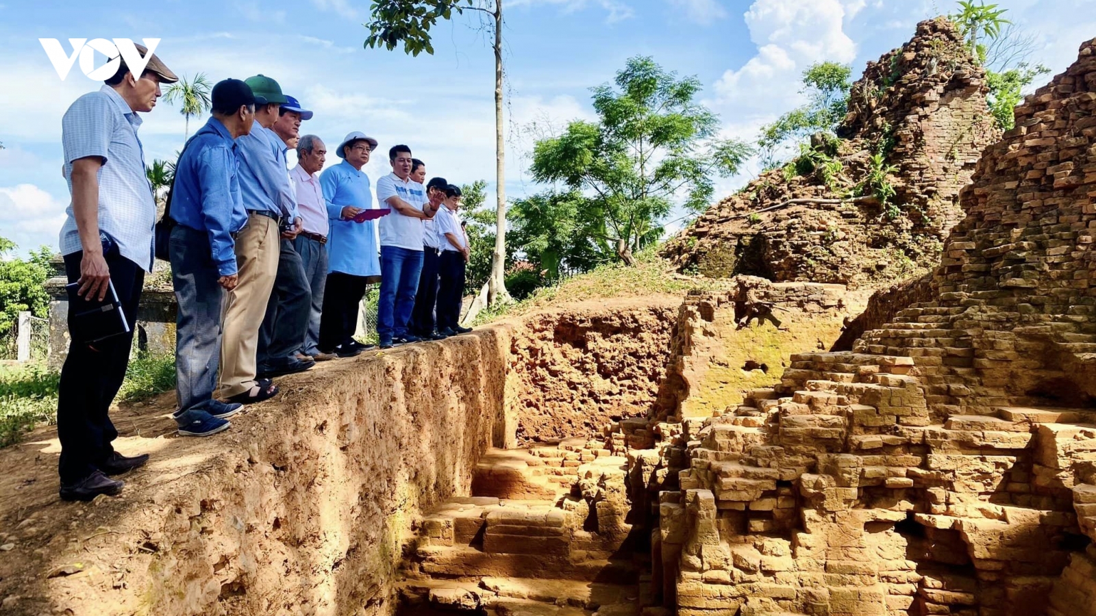 Tìm thấy đầu phù điêu Phật bằng đá trong quá trình khảo cổ tháp đôi Liễu Cốc