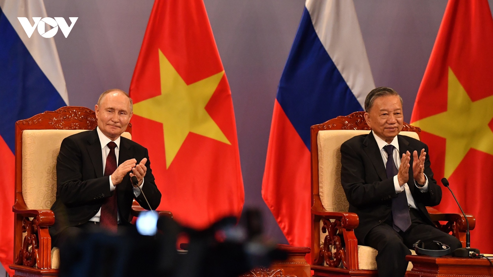 Chủ tịch nước Tô Lâm và Tổng thống Putin gặp gỡ các thế hệ cựu sinh viên Việt Nam tại Nga