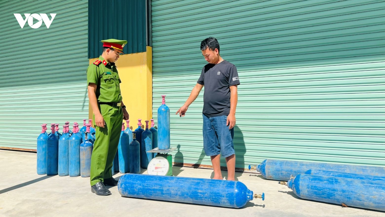 Phát hiện xe tải chở 37 bình khí cười từ Bắc vào Nam