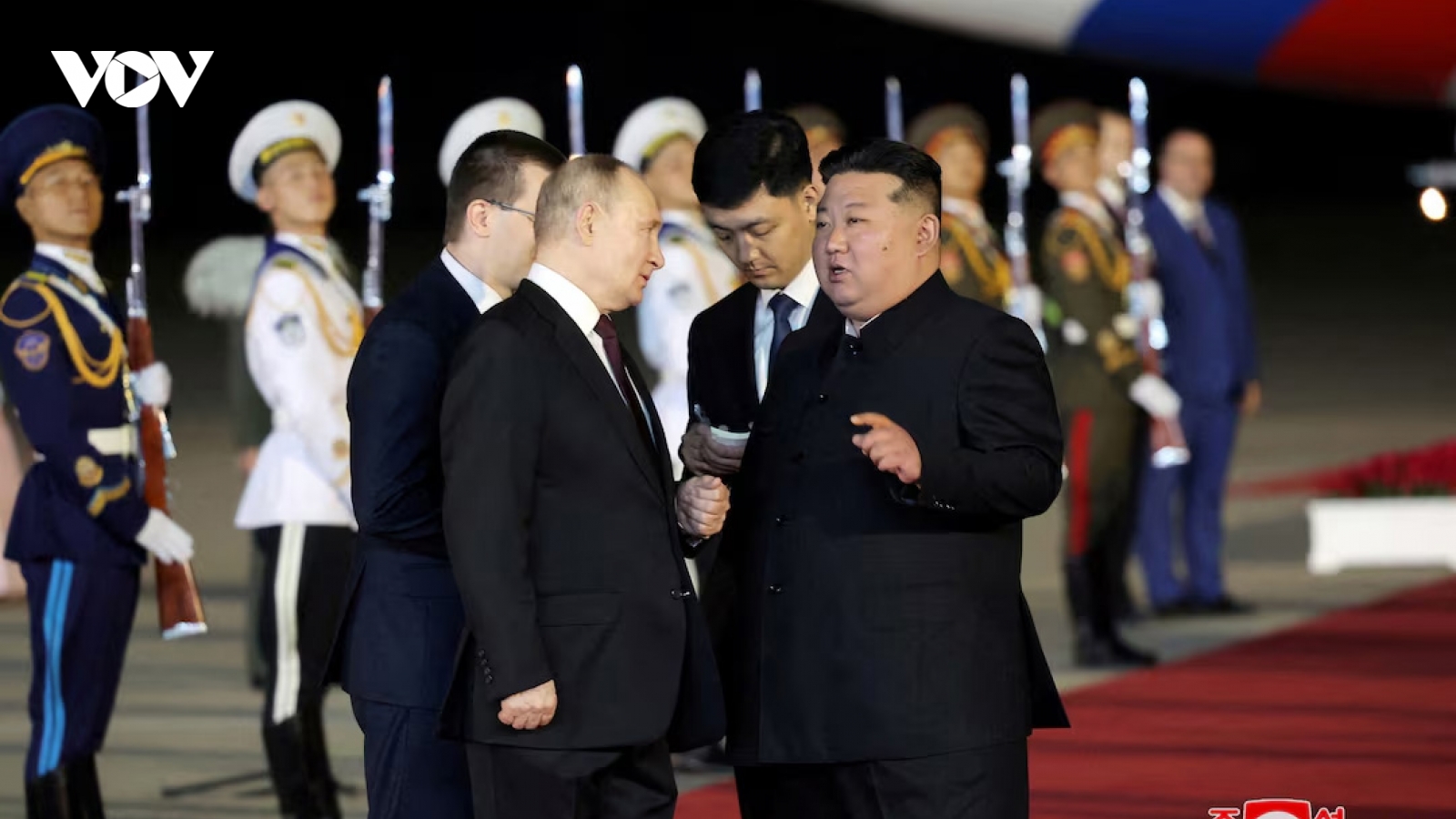 Nhà lãnh đạo Triều Tiên Kim Jong-un đón Tổng thống Nga Putin tại sân bay