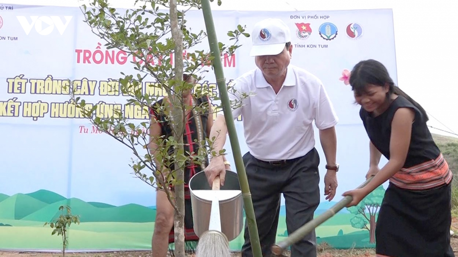 Người dân Kon Tum tự bỏ tiền trồng hàng nghìn héc-ta rừng