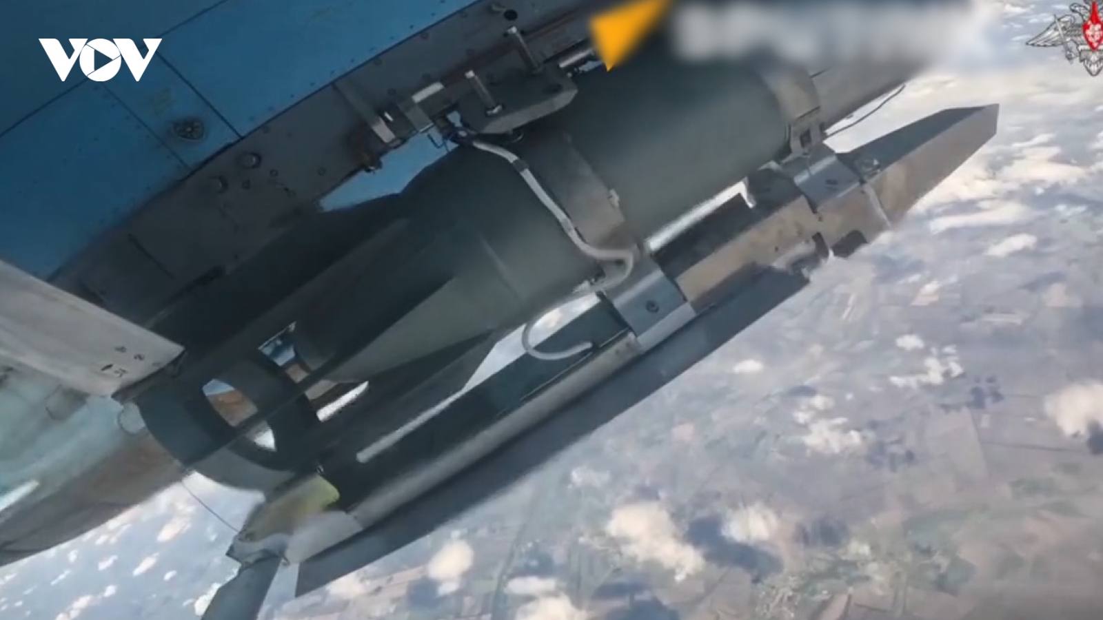 Khoảnh khắc máy bay Nga Su-34 thả bom lượn xuống binh sĩ Ukraine