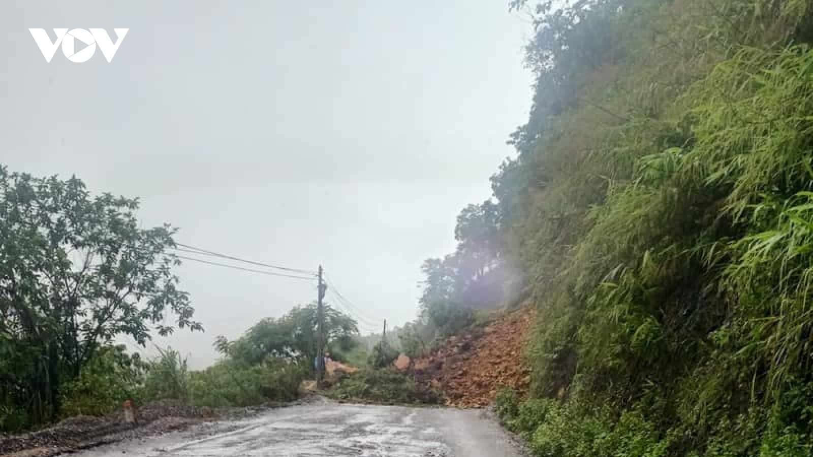 Mưa lớn kéo dài gây sạt lở nhiều tuyến đường ở Lào Cai