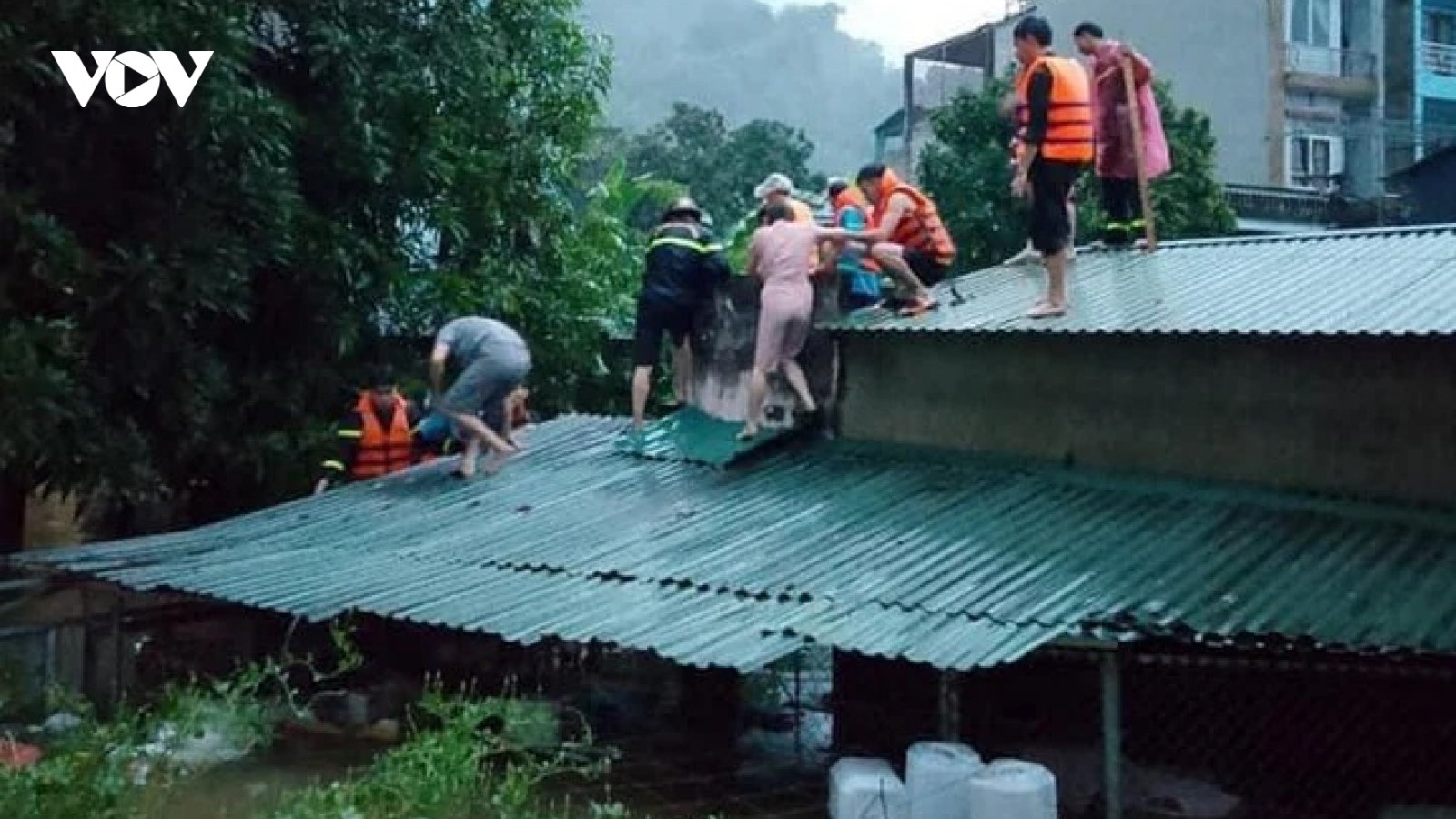 Hà Giang chìm trong biển nước, dân trèo lên mái nhà chờ giải cứu