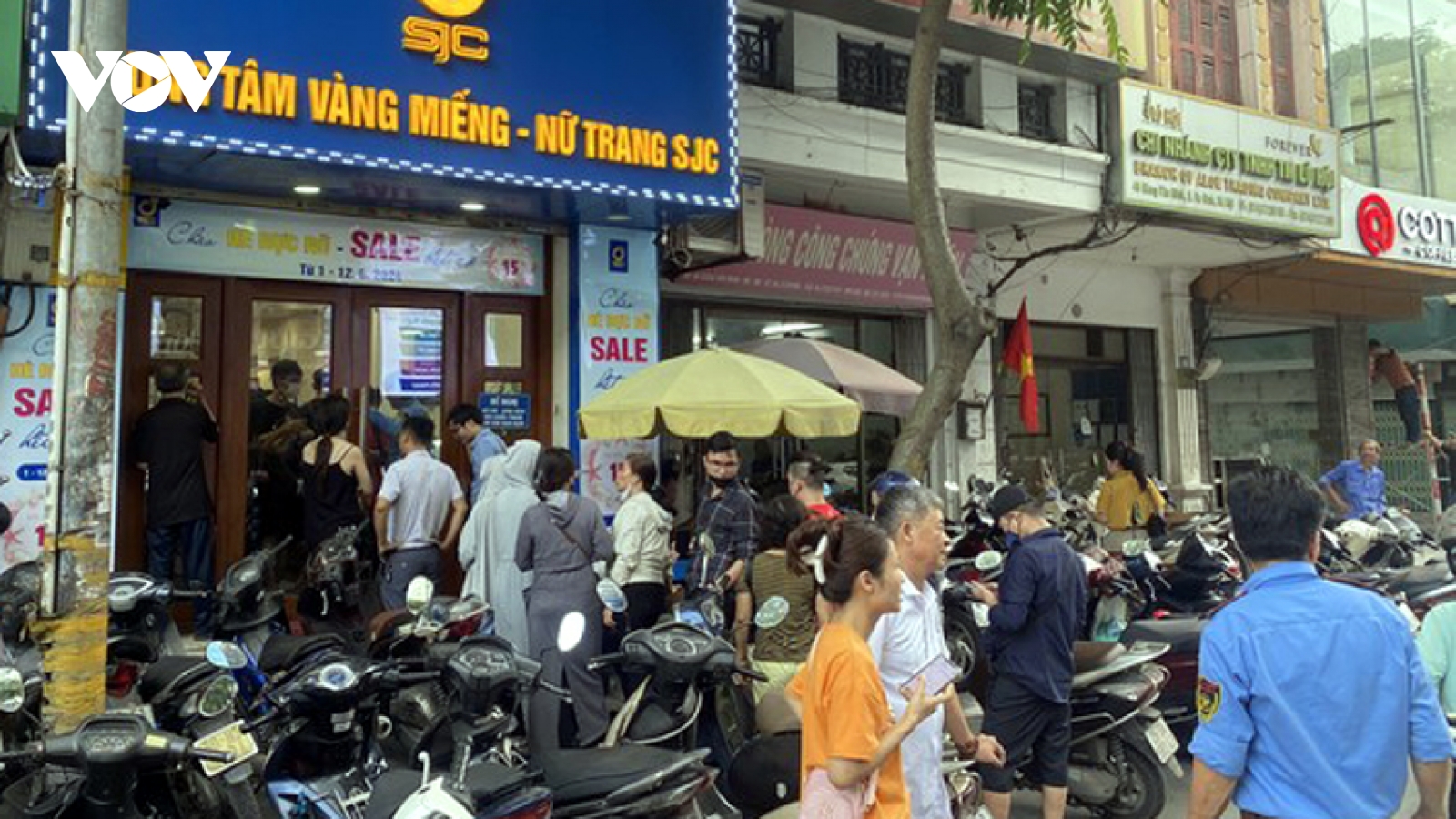 Giá vàng giảm mạnh, người dân đổ xô đi bán vẫn không kịp