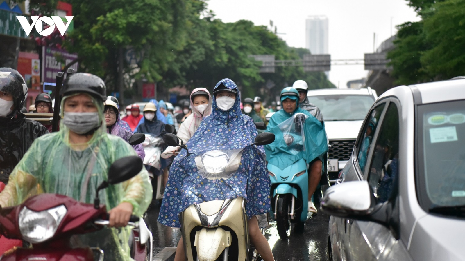 Mưa lớn vào giờ cao điểm, người Hà Nội chật vật nhích từng cm trên đường phố