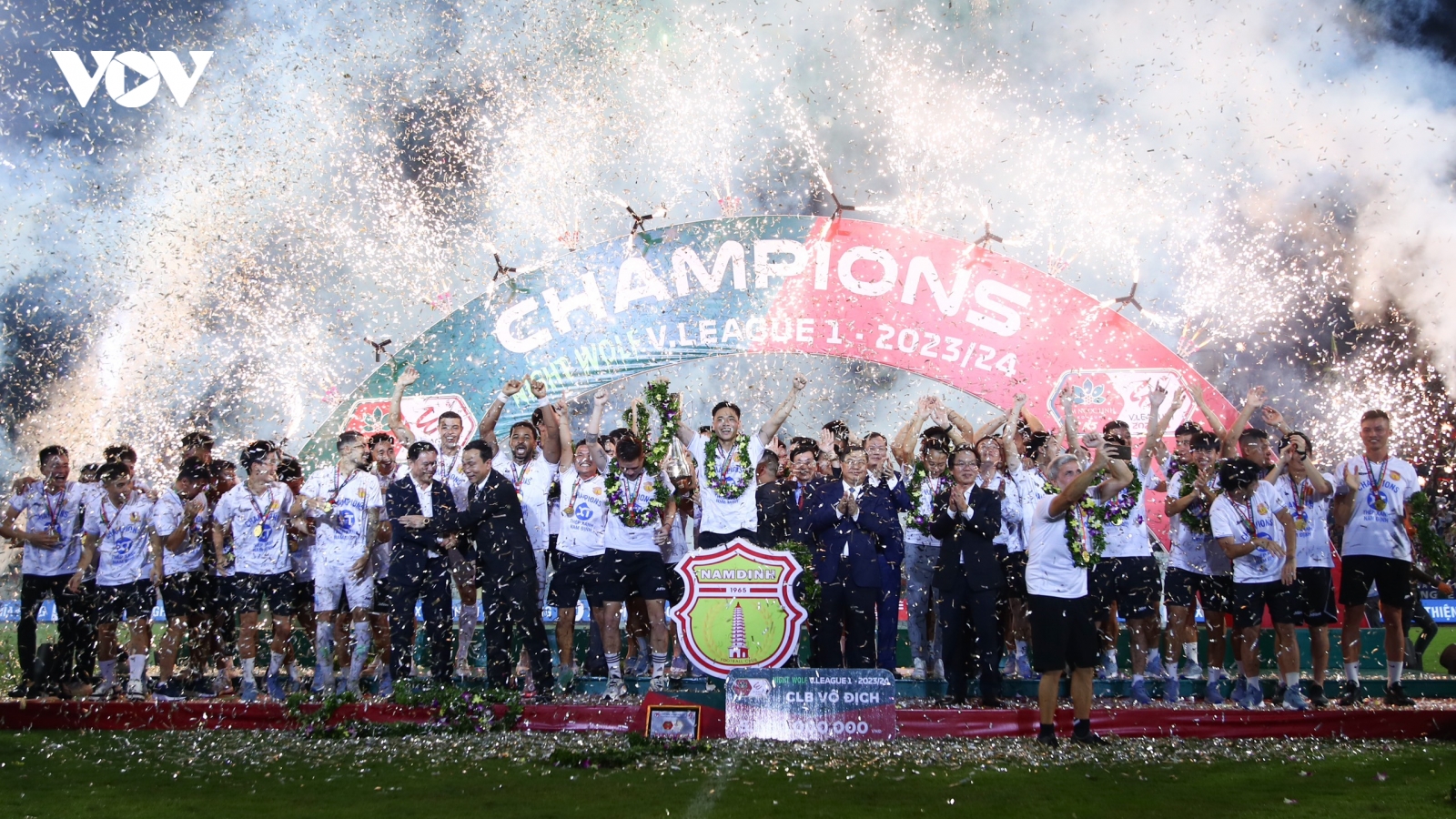 Bùng nổ cảm xúc khoảnh khắc Nam Định nâng cúp vô địch V-League 2023/2024