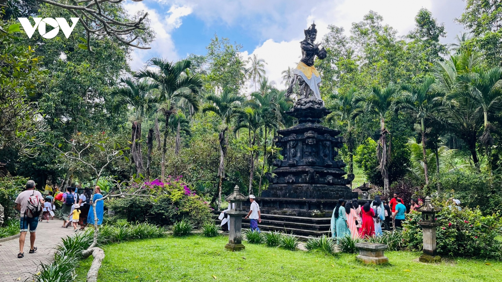 Khách du lịch bị cấm làm việc ở Indonesia