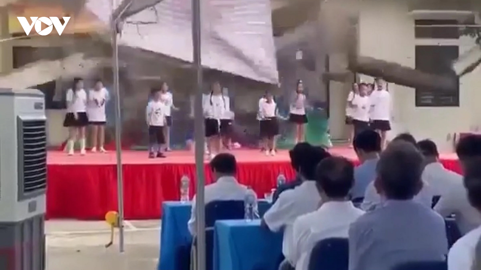 Bé trai 2 tuổi bị đá ốp tòa nhà chung cư rơi trúng đầu