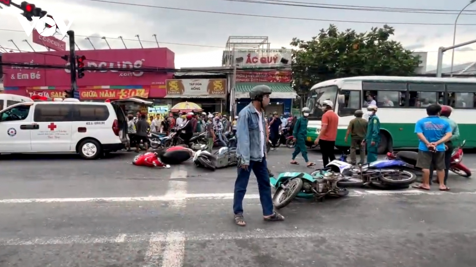 Nguyên nhân vụ xe khách đâm liên hoàn vào hàng loạt xe máy dừng đèn đỏ ở Long An