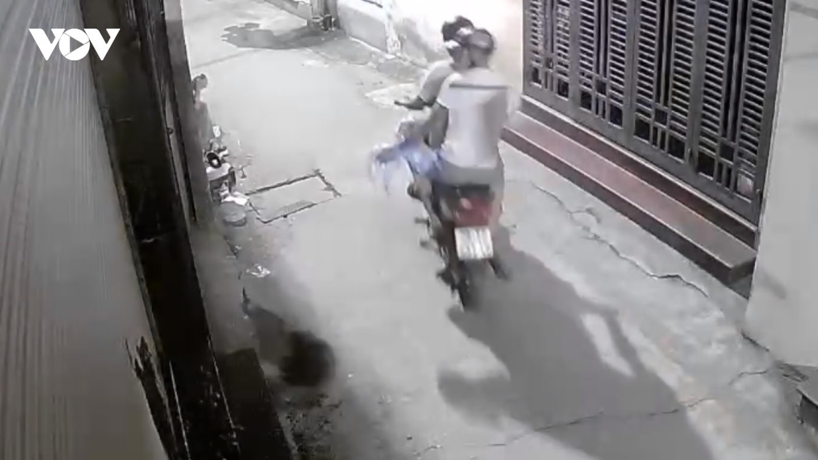 Điều tra nhóm bịt mặt liên tục tạt chất bẩn vào nhà dân ở quận Long Biên, Hà Nội