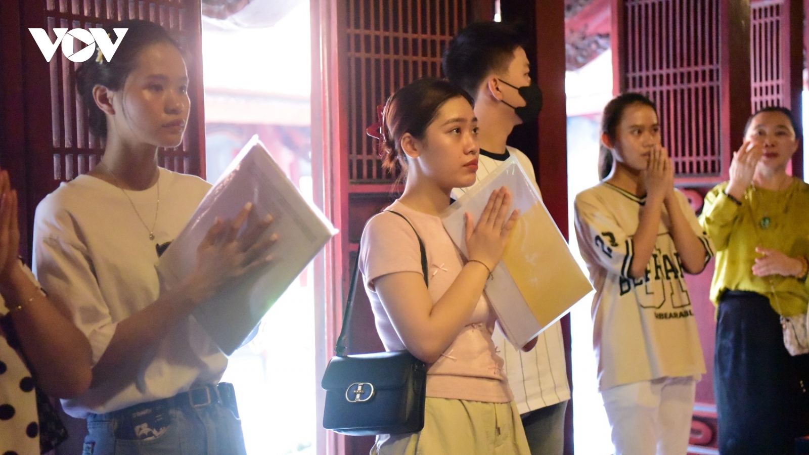 Học sinh Hải Phòng mua vé tàu đến Văn Miếu cầu may trước kì thi tốt nghiệp THPT