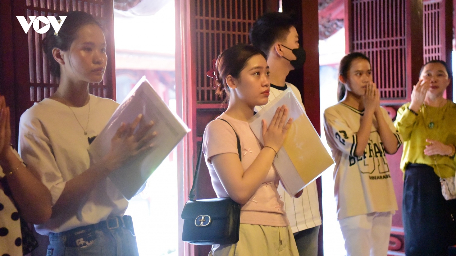 Học sinh Hải Phòng mua vé tàu đến Văn Miếu cầu may trước kì thi tốt nghiệp THPT
