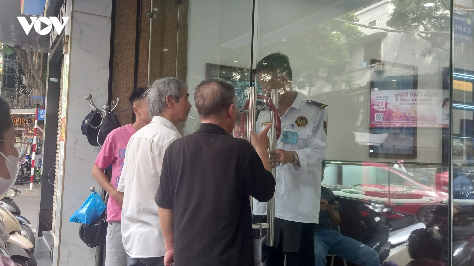 Mua vàng từ ngân hàng: Xếp hàng không được, đăng ký trực tuyến không xong