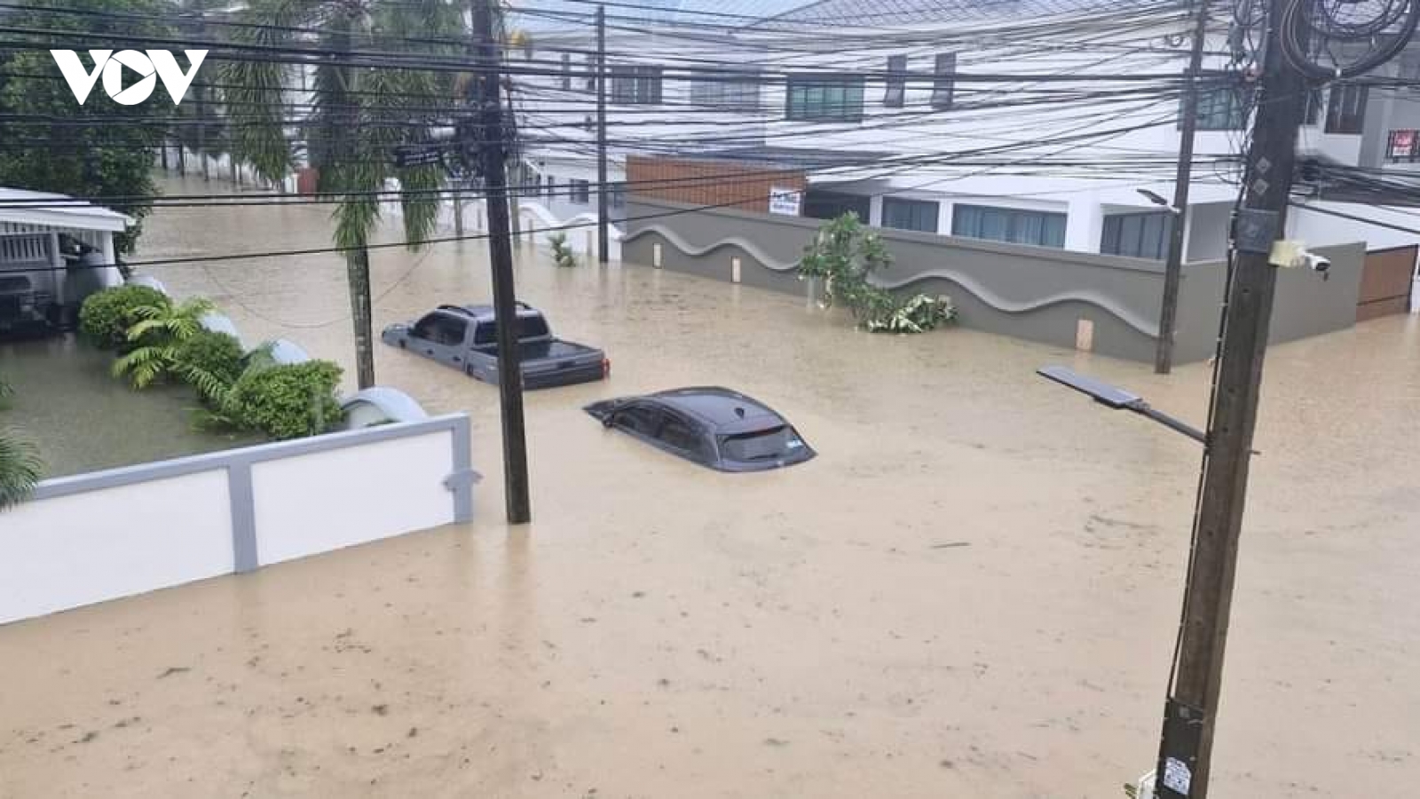 Mưa lớn gây ngập lụt ở Thái Lan, hàng chục chuyến bay phải chuyển hướng