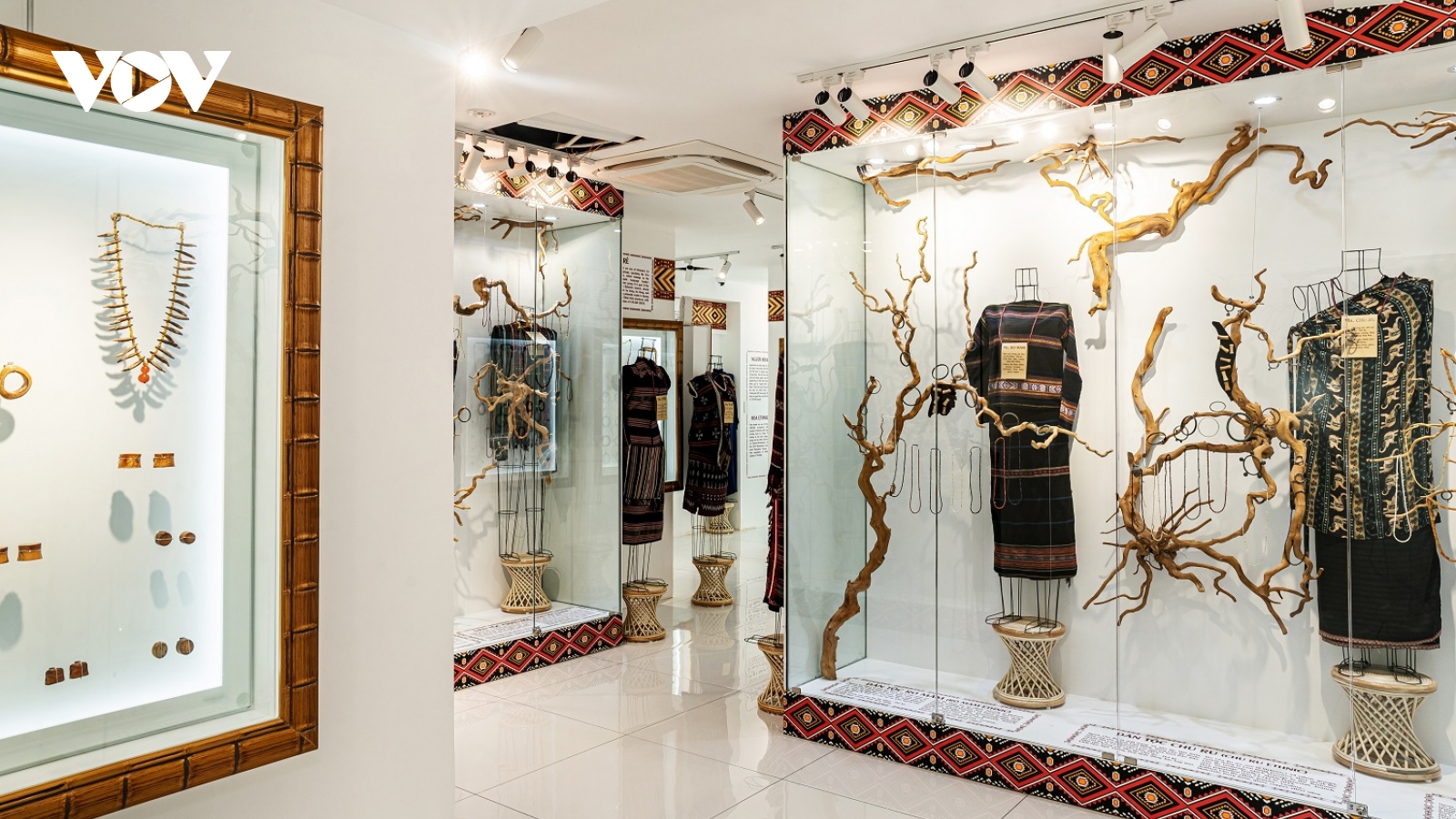 Bảo tàng tư nhân trưng bày hiện vật quý, hiếm về 54 dân tộc và triều Nguyễn