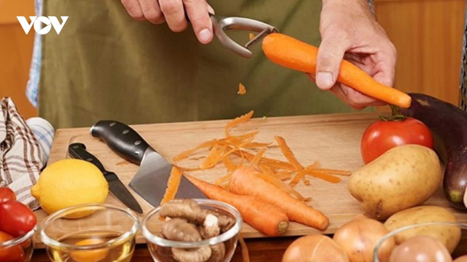 Người Việt bỏ lỡ cả "kho" dinh dưỡng khi gọt vỏ 5 loại rau củ quen thuộc này