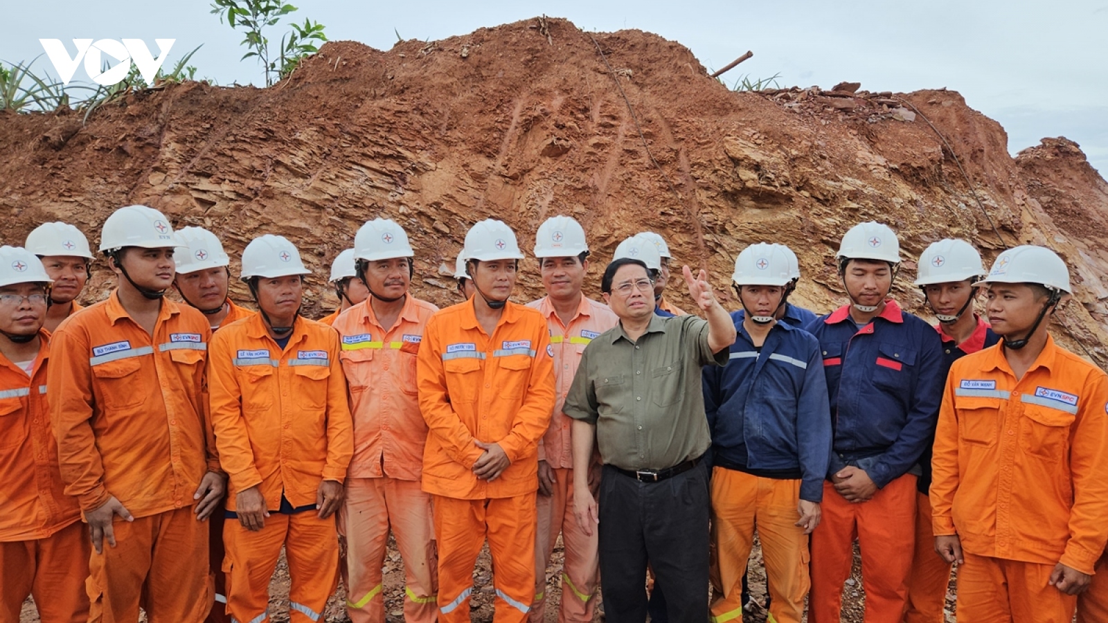 Thủ tướng kiểm tra, động viên công nhân tại Dự án Đường dây 500kV mạch 3