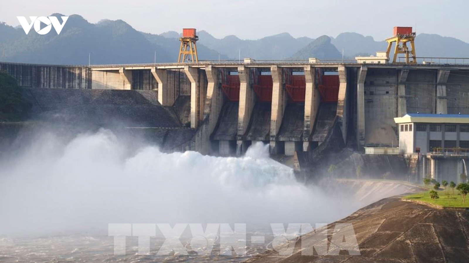 13h chiều nay, mở cửa xả đáy hồ thủy điện Sơn La và Tuyên Quang