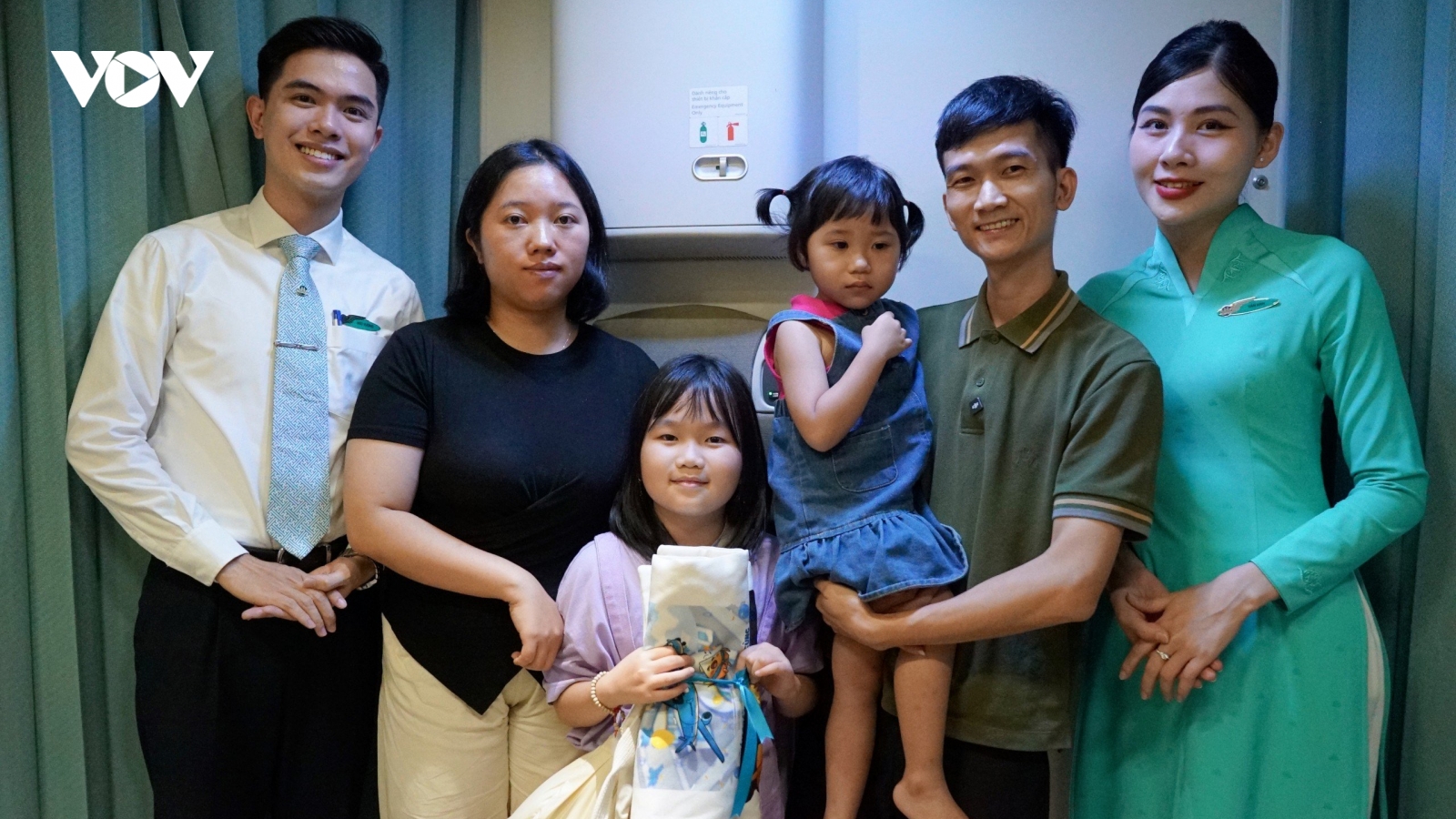 Hành khách nhí thích thú với quà 1/6 độc đáo của Vietnam Airlines