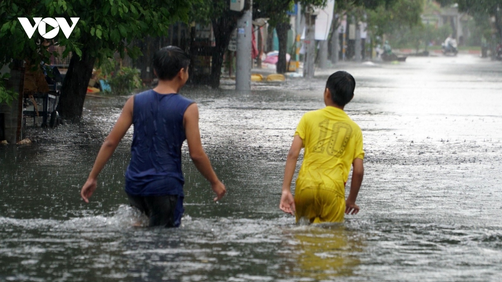 Mưa lớn giữa trưa, nhiều tuyến đường tại TP.HCM ngập sâu