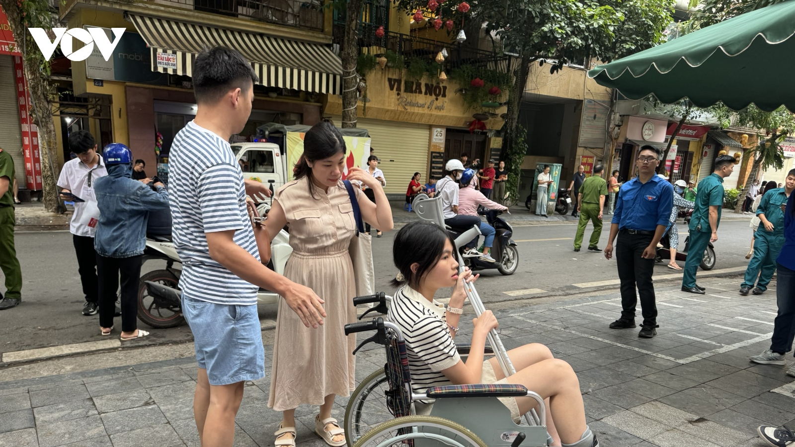 Thi vào 10 tại Hà Nội: Học sinh gãy tay được bố trí người viết bài hộ