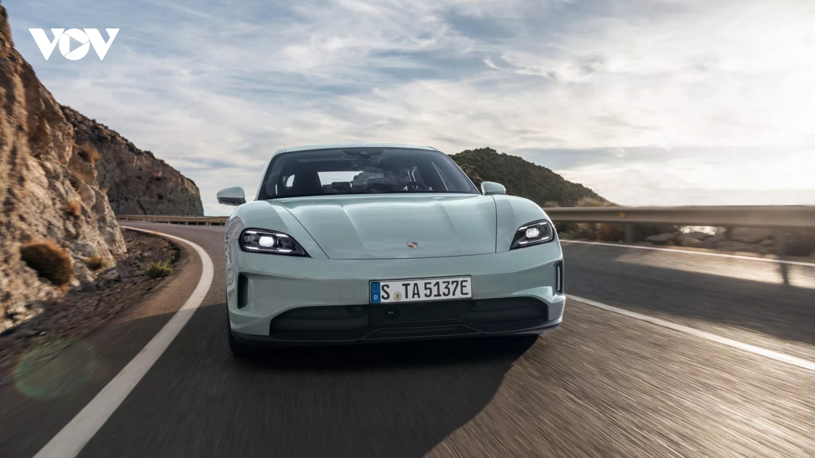 Đổi từ Tesla Model S sang Porsche Taycan EV 2025, khách hàng nhận ngay 114 triệu