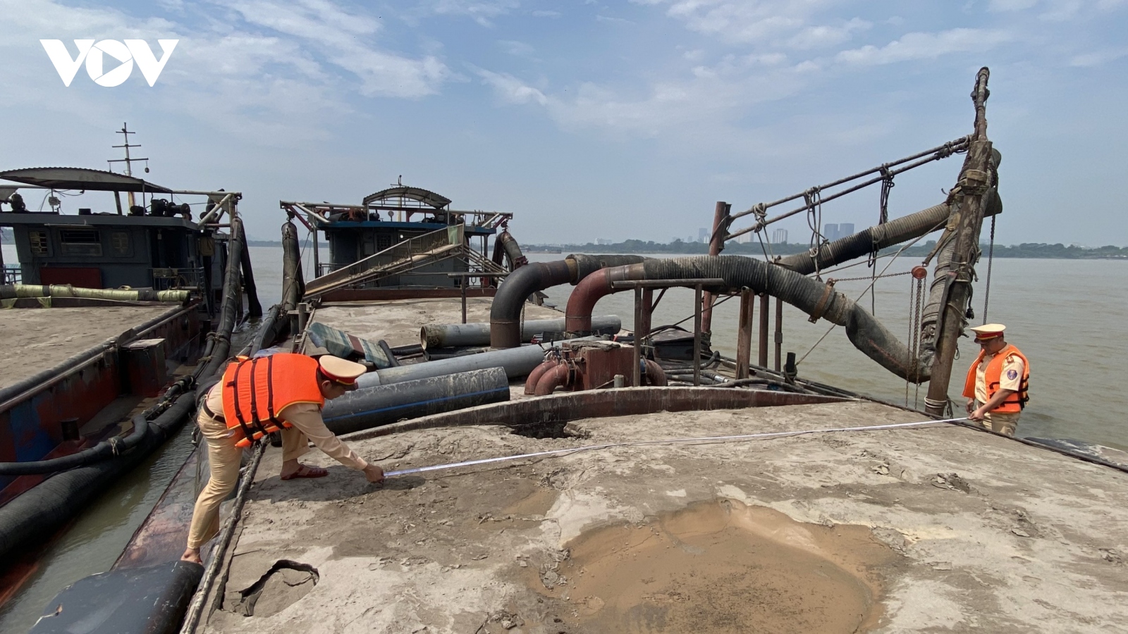 Phát hiện 2 tàu hút cát trái phép trên sông Hồng đoạn qua tỉnh Vĩnh Phúc