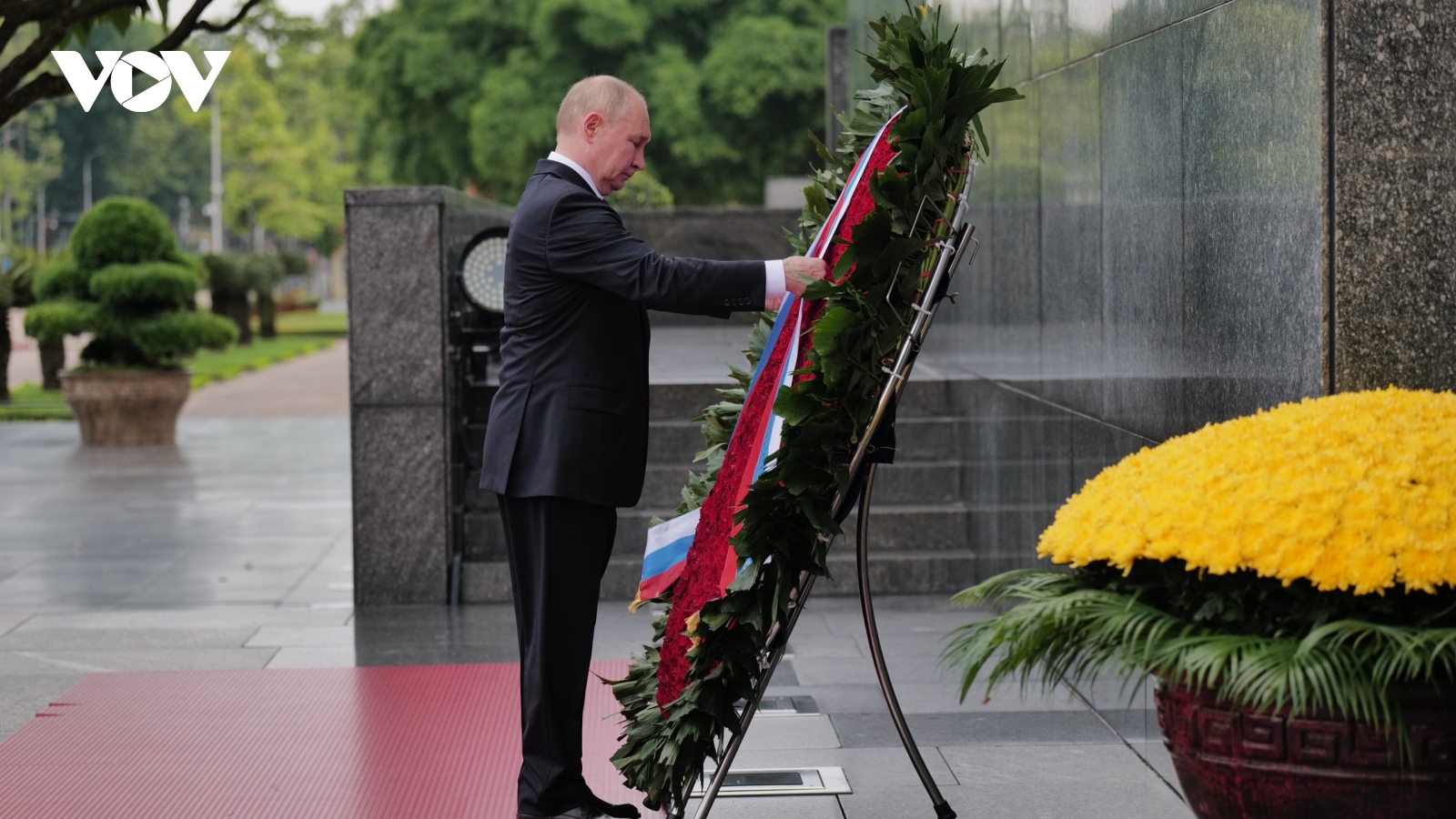 Tổng thống Putin đặt vòng hoa và viếng Chủ tịch Hồ Chí Minh
