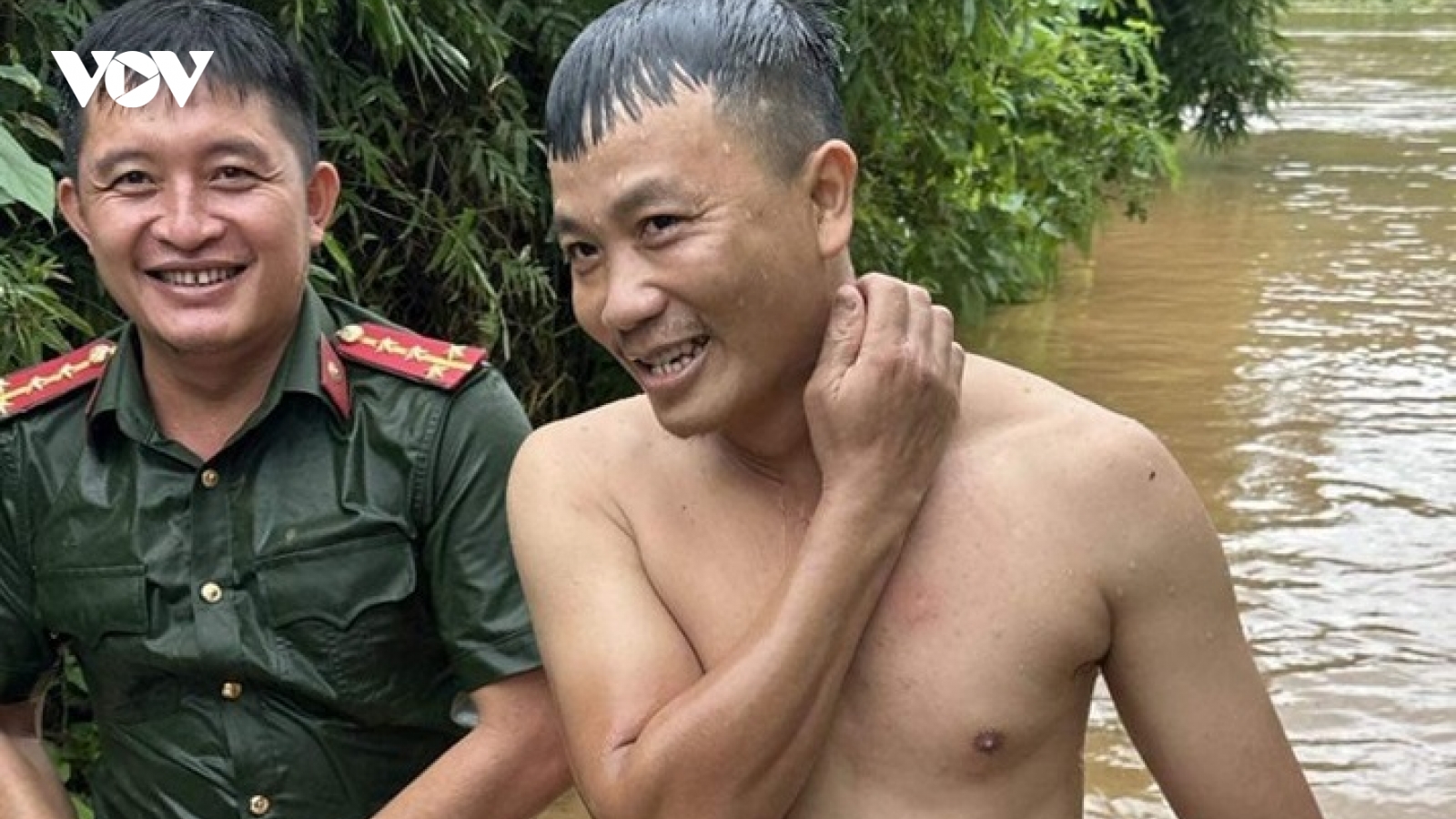 Công an Mường La (Sơn La) cứu 5 người dân mắc kẹt do mưa lũ