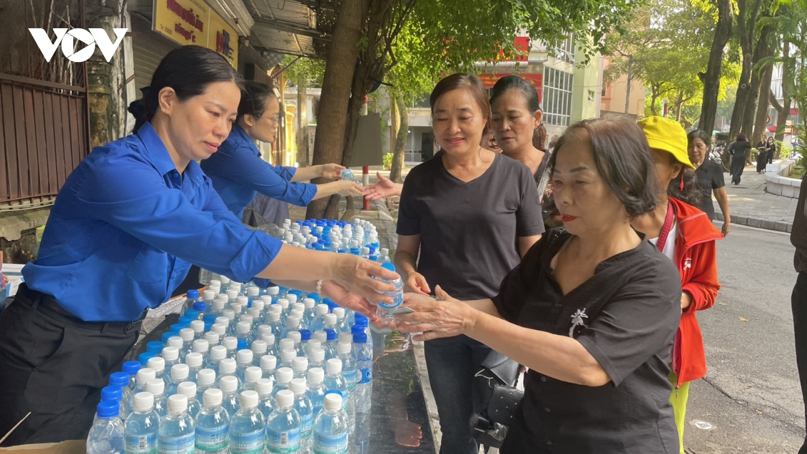 Phát nước miễn phí cho người dân vào viếng Tổng Bí thư Nguyễn Phú Trọng