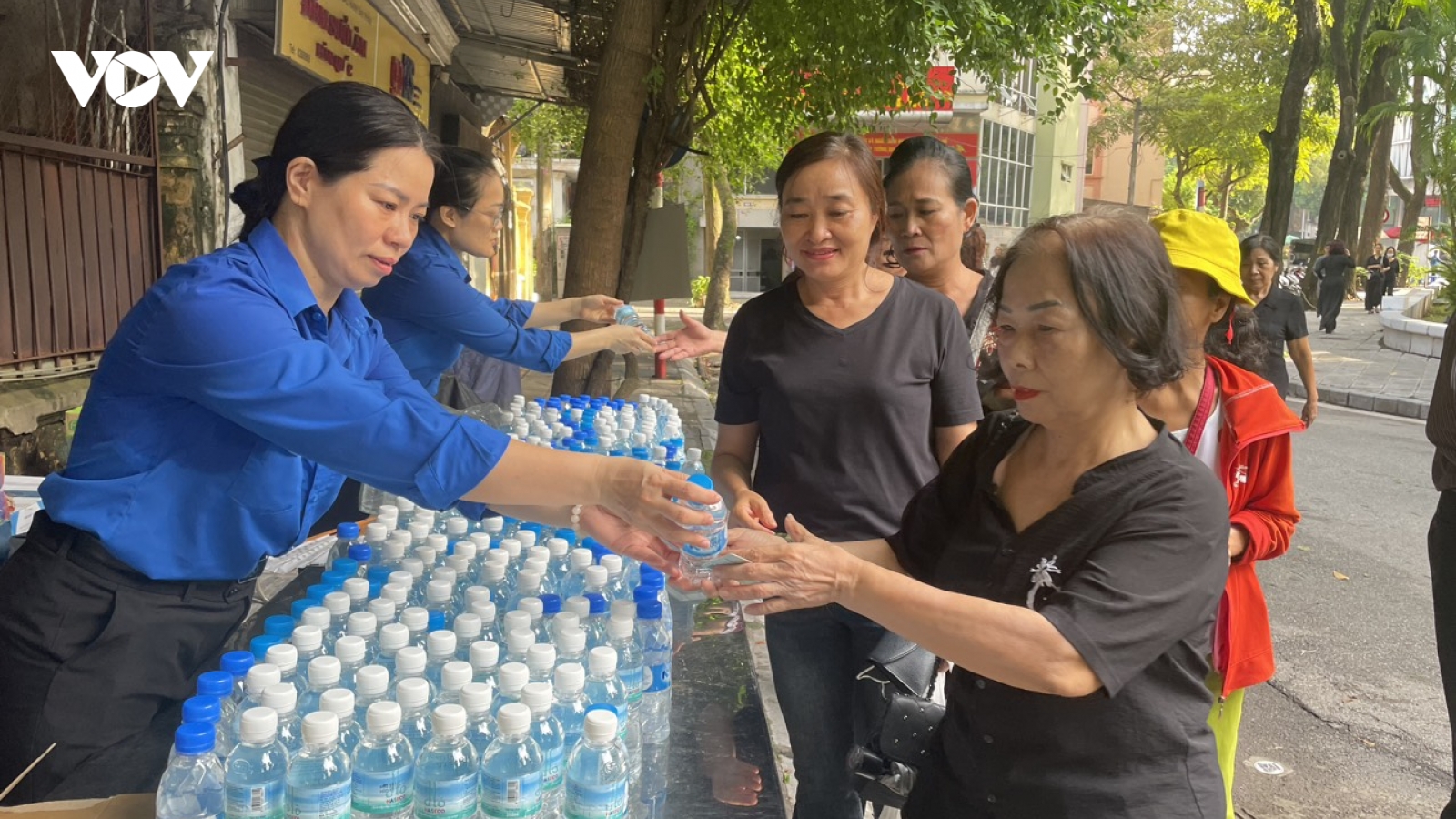 Phát nước miễn phí cho người dân vào viếng Tổng Bí thư Nguyễn Phú Trọng