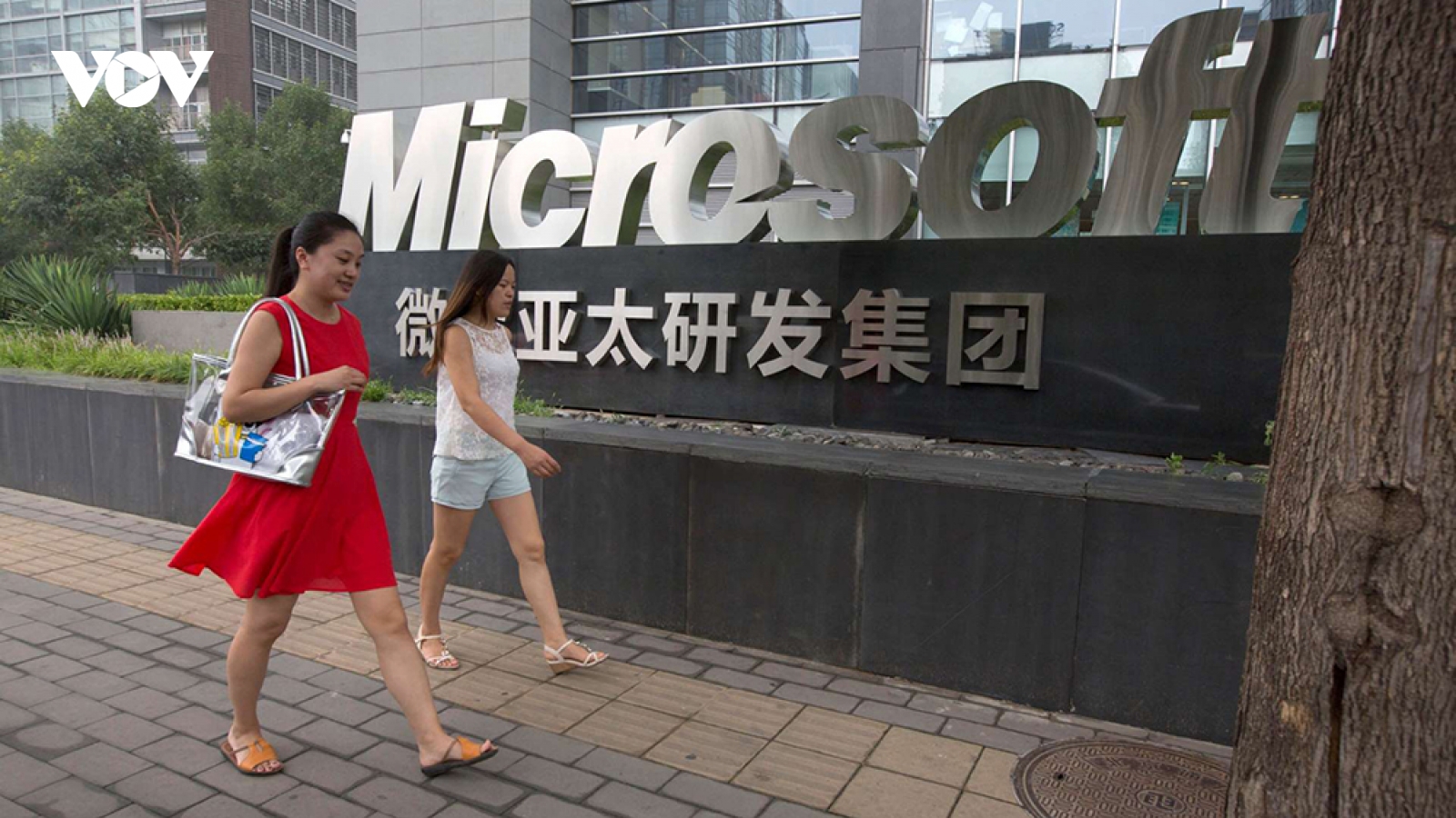 Nhân viên Microsoft tại Trung Quốc sẽ chỉ được dùng iPhone để làm việc
