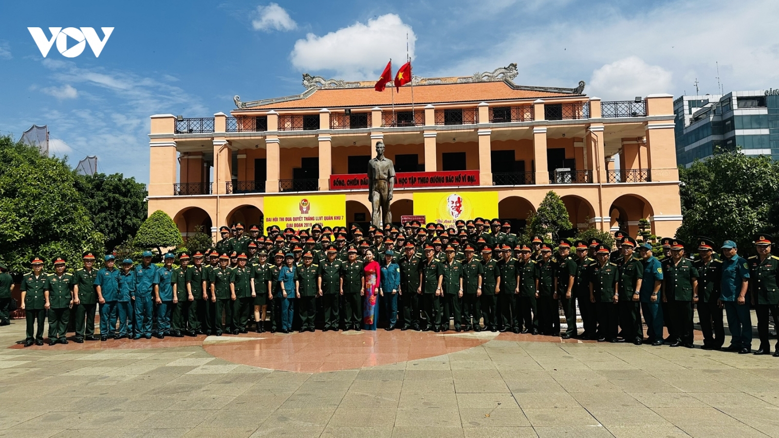 Đoàn đại biểu LLVT Quân khu 7 báo công dâng Bác