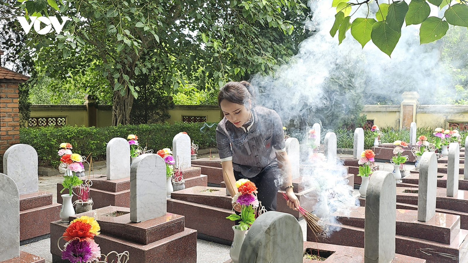 Hoa khôi Trà My dâng hương, tri ân anh hùng liệt sĩ tại nghĩa trang miền Trung
