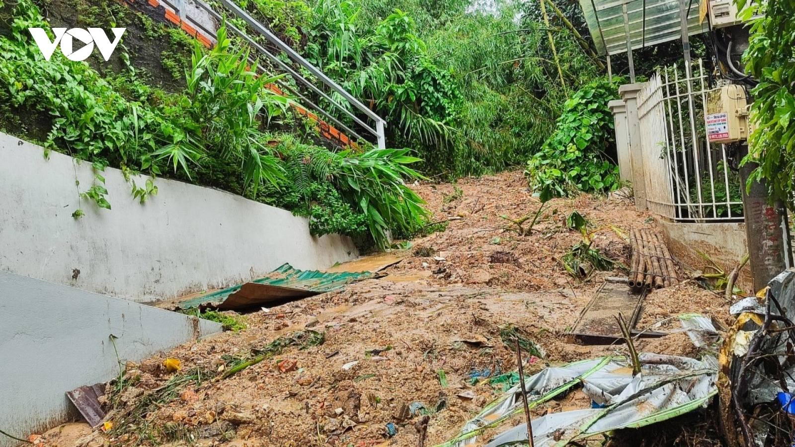 Mưa lớn kéo theo hàng trăm khối đất bùn đổ vào khu dân cư ở Hạ Long, Quảng Ninh