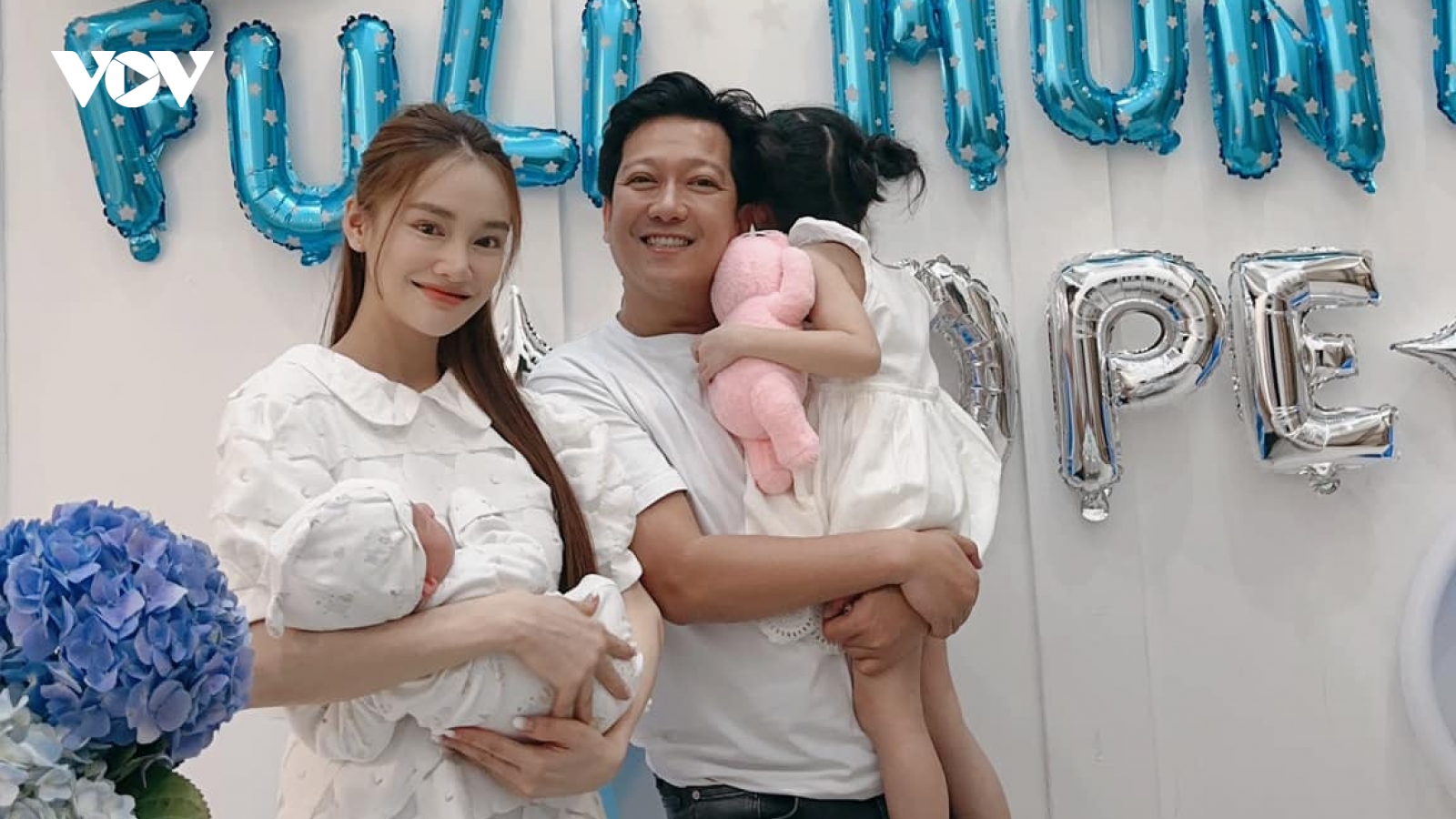 Nhã Phương và Trường Giang để lộ diện mạo con trai
