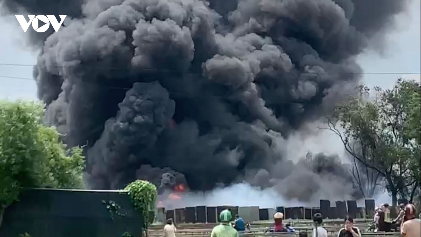 Nhà xưởng ở TP.HCM bốc cháy ngùn ngụt giữa trưa