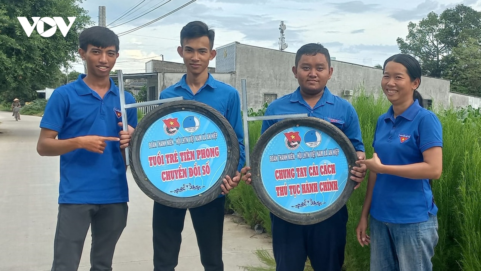 Tuổi trẻ Sóc Trăng tái chế lốp xe cũ thành biển tuyên truyền giáo dục pháp luật