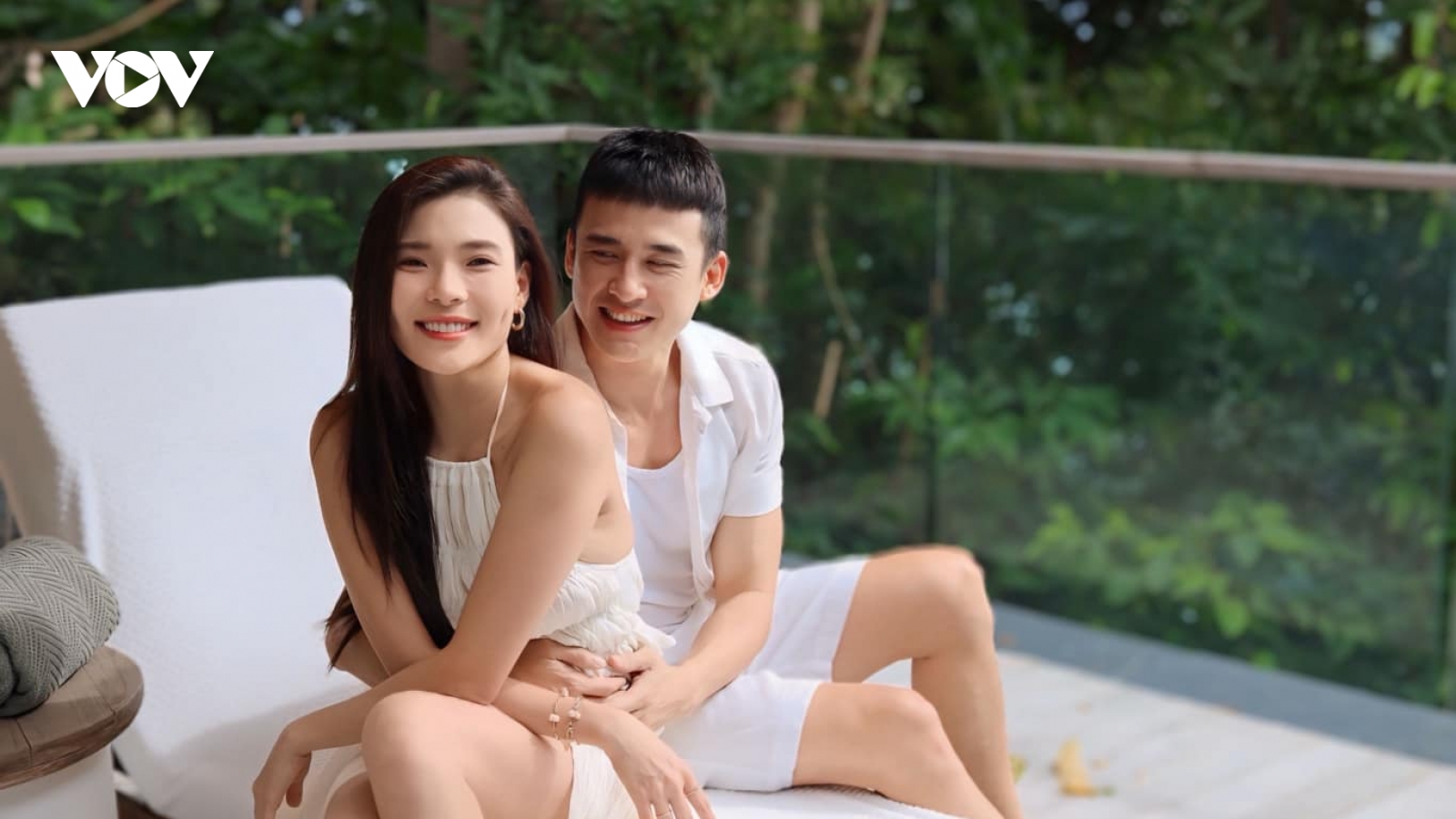 Thúy Diễm - Lương Thế Thành tình tứ như vợ chồng son