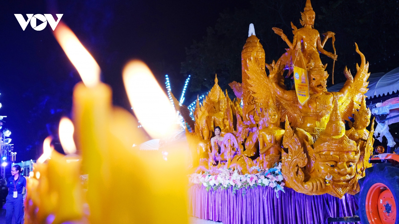Đặc sắc lễ hội với những mô hình nến khổng lồ trên đường phố Thái Lan