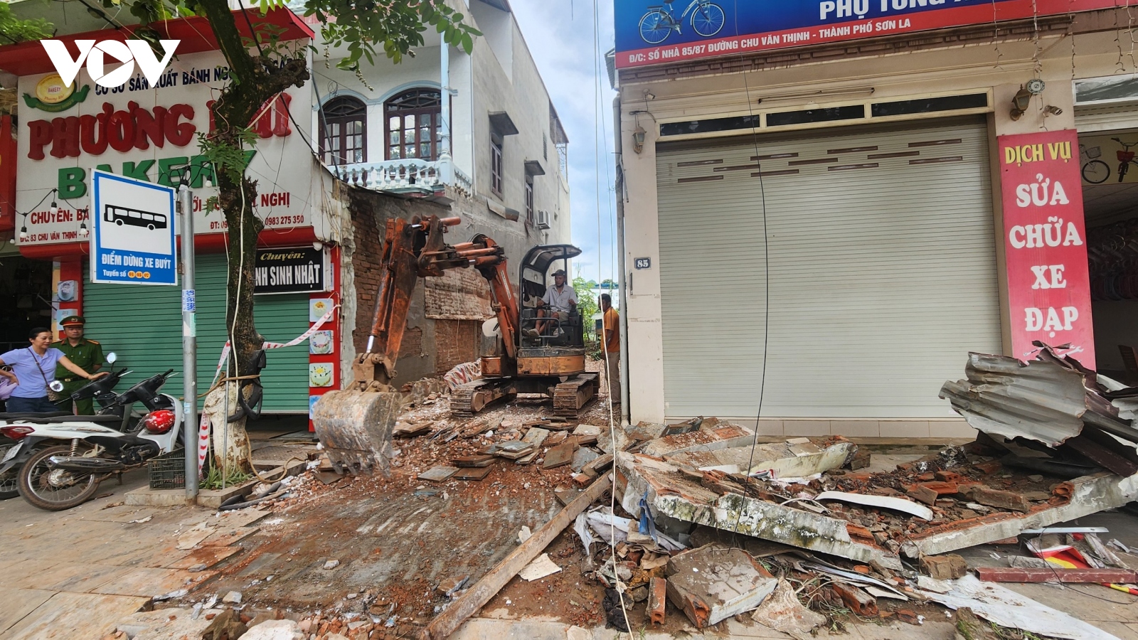 Tháo dỡ công trình vi phạm, quyết tâm chống ngập cho thành phố Sơn La
